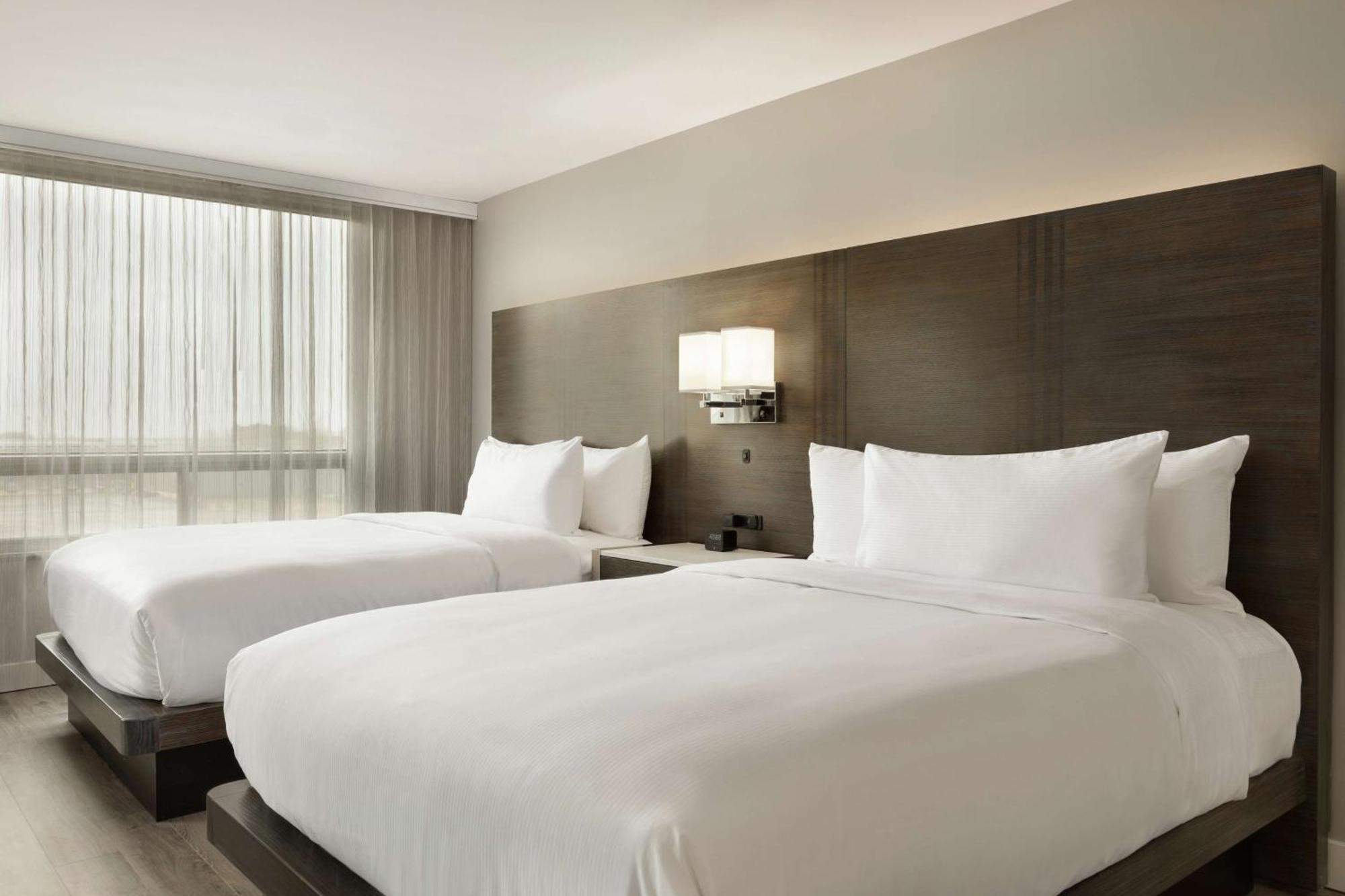 Embassy Suites By Hilton Montreal Airport Pointe-Claire Exterior foto