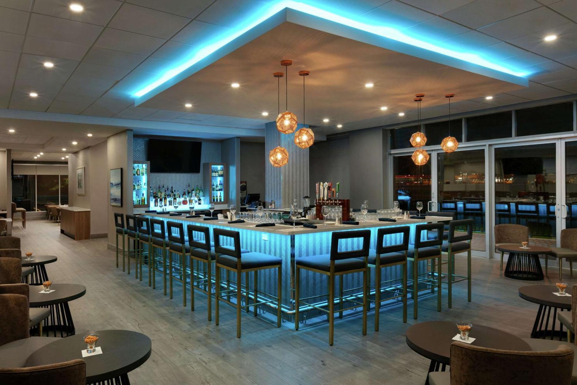 Embassy Suites By Hilton Montreal Airport Pointe-Claire Exterior foto
