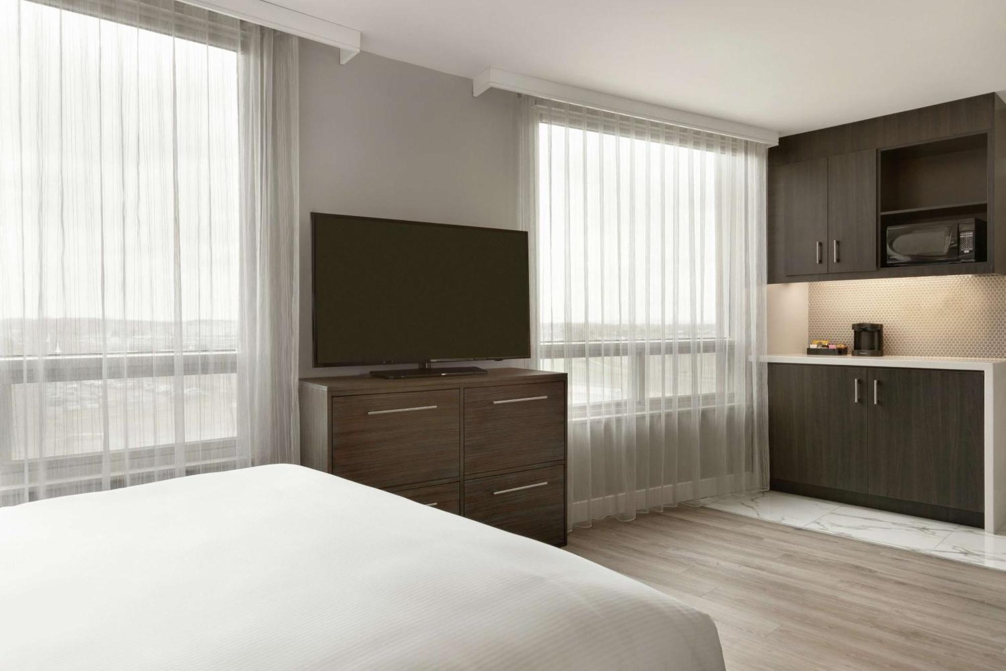 Embassy Suites By Hilton Montreal Airport Pointe-Claire Exterior foto