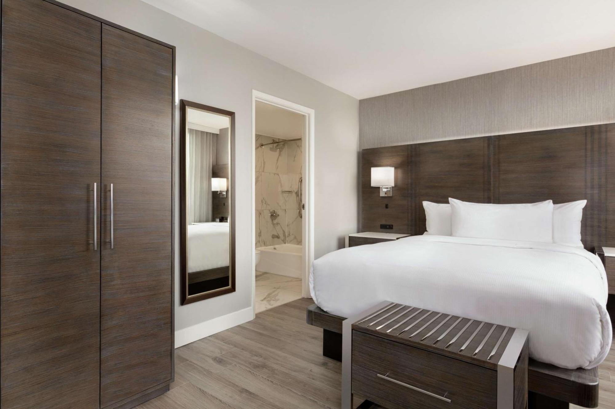 Embassy Suites By Hilton Montreal Airport Pointe-Claire Exterior foto