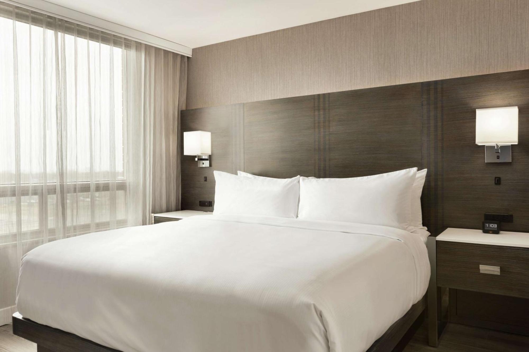 Embassy Suites By Hilton Montreal Airport Pointe-Claire Exterior foto