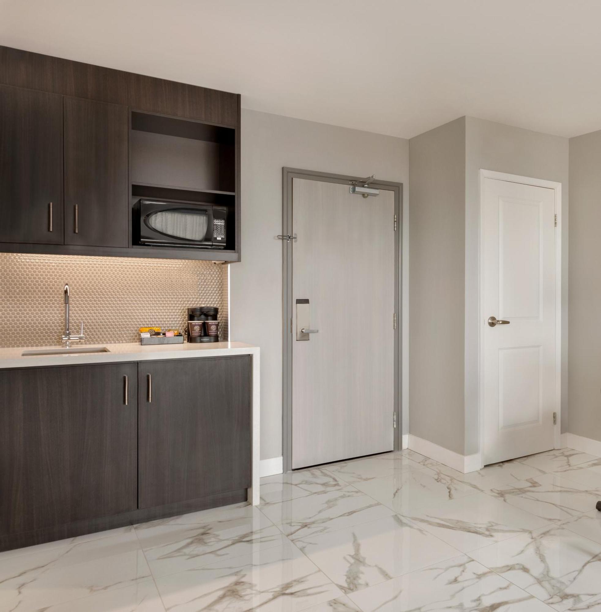 Embassy Suites By Hilton Montreal Airport Pointe-Claire Exterior foto