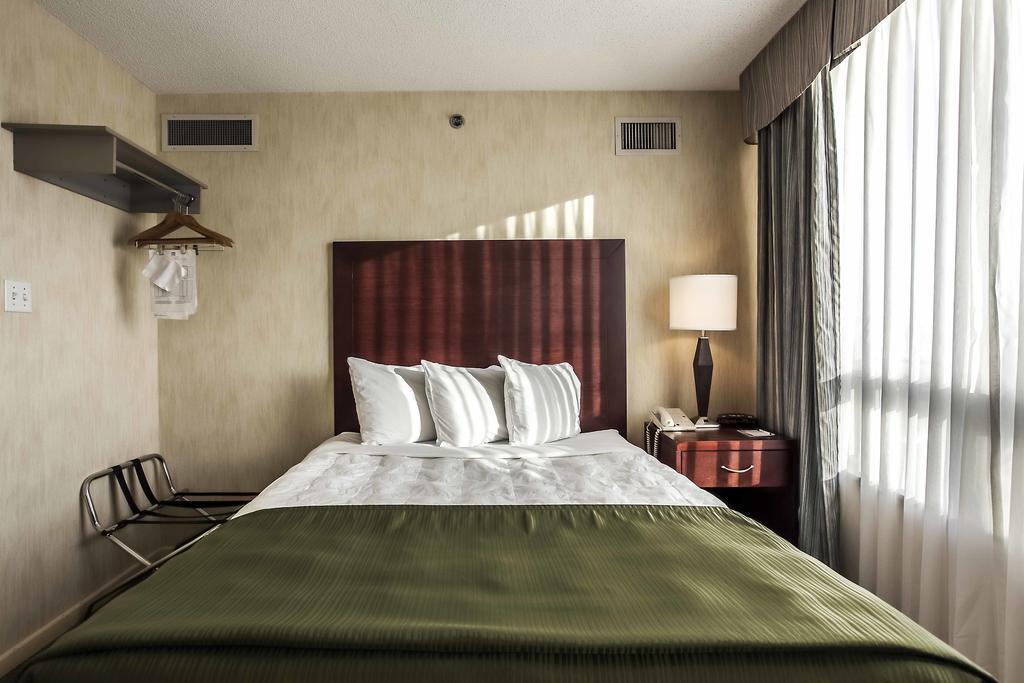 Embassy Suites By Hilton Montreal Airport Pointe-Claire Exterior foto