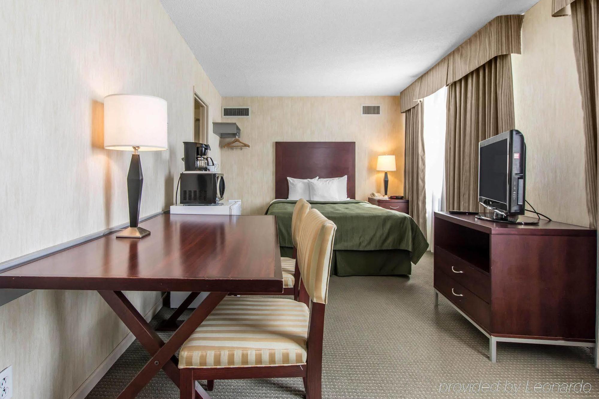 Embassy Suites By Hilton Montreal Airport Pointe-Claire Exterior foto