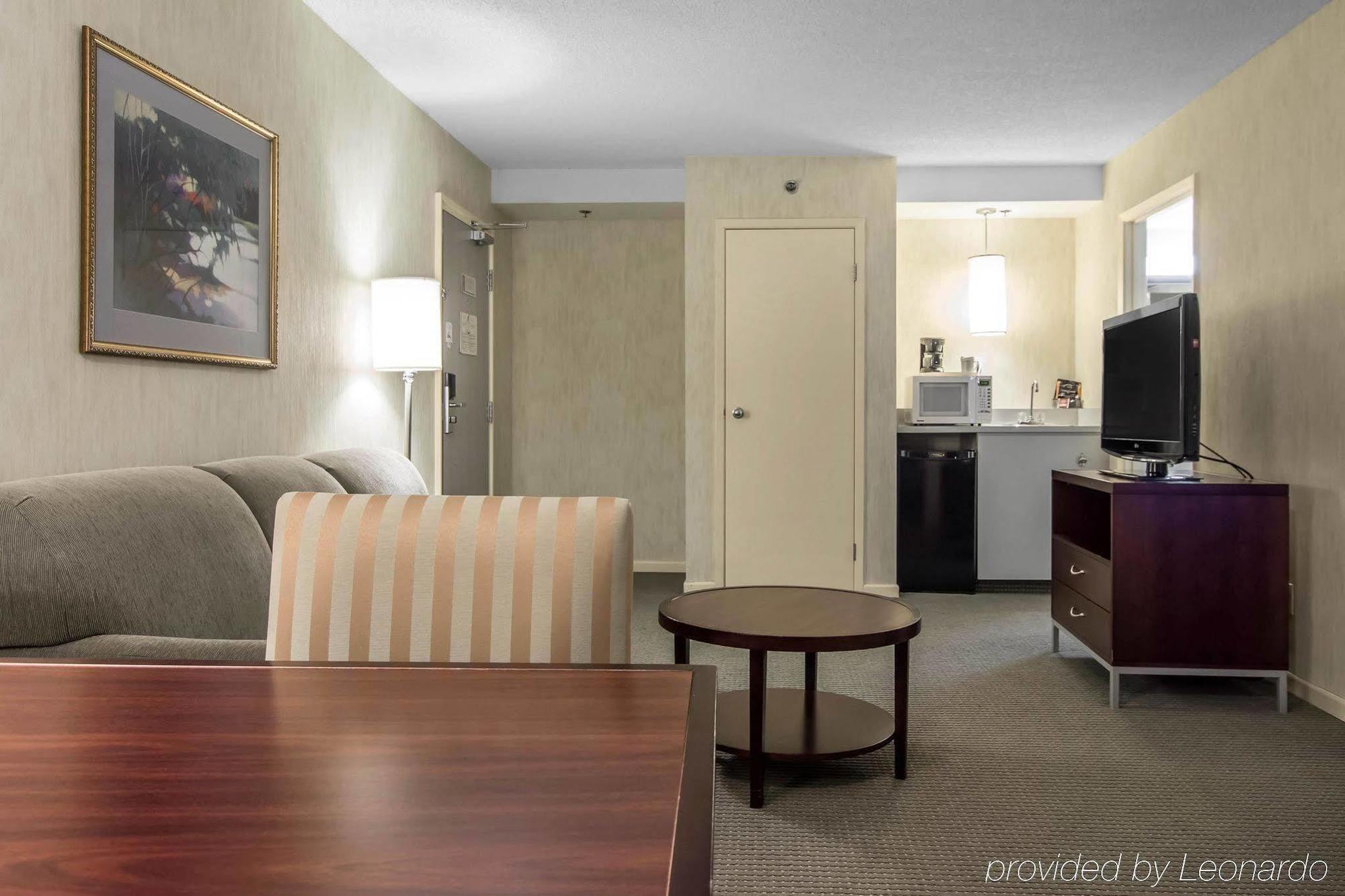 Embassy Suites By Hilton Montreal Airport Pointe-Claire Exterior foto